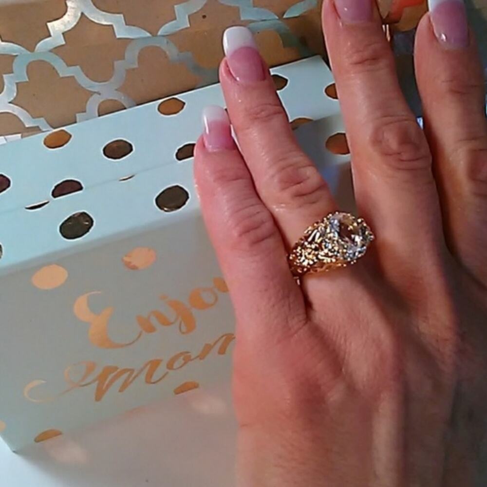 Simulated Diamond Ring Sz 7 Gold tone Wedding Engagement Friends Cocktail‎ Party
